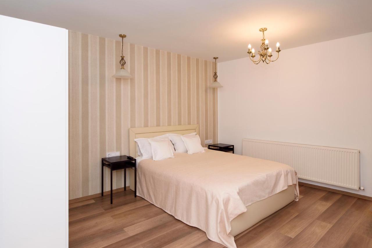 Tourist B&C Hotel คูร์ตา เด อาร์เจช ภายนอก รูปภาพ
